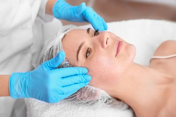 Young woman undergoing beauty procedure in salon — Stock Photo, Image