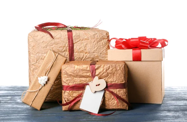 Belle scatole regalo di Natale sul tavolo contro sfondo bianco — Foto Stock