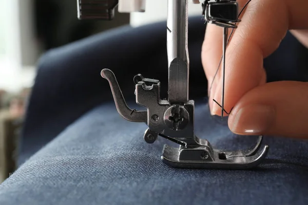 Жінка використовує швейну машину, крупним планом — стокове фото
