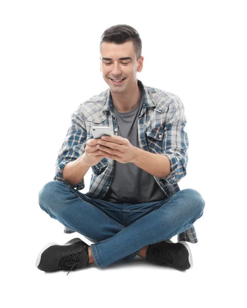 Atractivo joven con teléfono móvil sobre fondo blanco —  Fotos de Stock