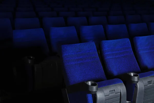 Cinéma vide avec chaises confortables — Photo