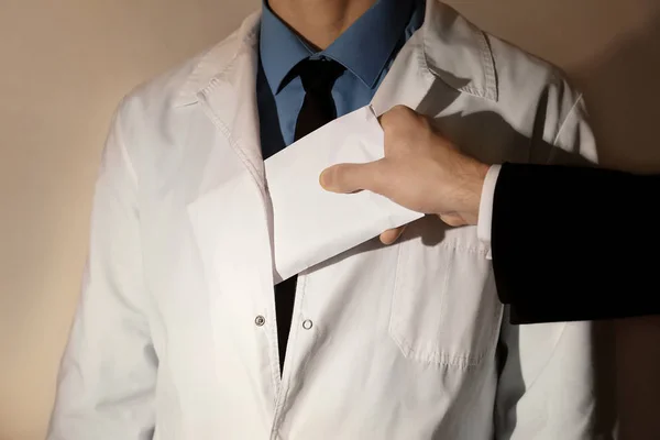 Ο γιατρός λαμβάνει δωροδοκία από επιχειρηματία, κοντινό πλάνο — Φωτογραφία Αρχείου