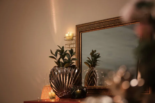 Vase avec plante et beau miroir sur la table — Photo