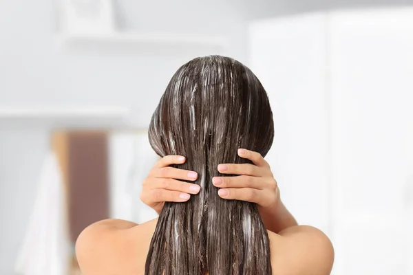 Mujer joven con máscara en el pelo, en el interior — Foto de Stock