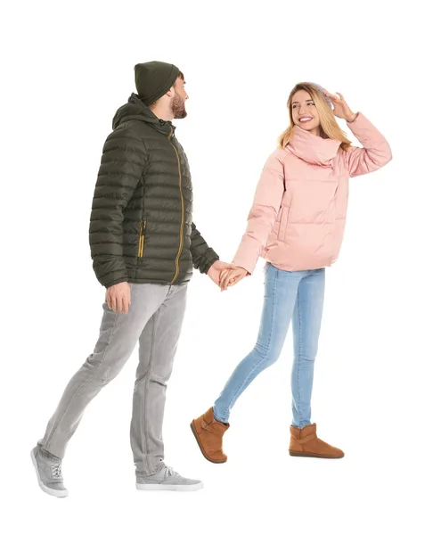 Pareja joven en ropa casual caminando sobre fondo blanco — Foto de Stock