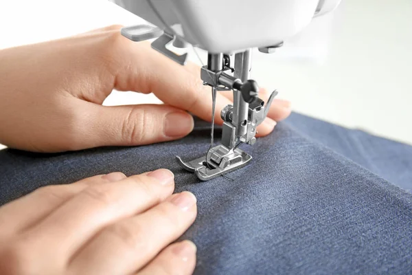 妇女使用缝纫机, 特写 — 图库照片