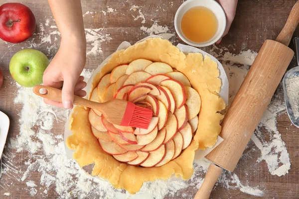 Donna che prepara crostata di mele in cucina, vista dall'alto — Foto Stock