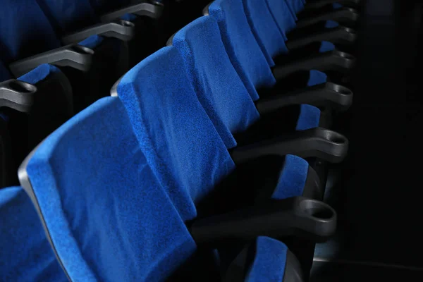 Cinéma vide avec chaises confortables — Photo