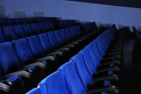 Cinéma vide avec chaises confortables — Photo