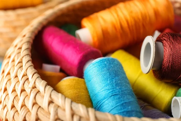 Wicker box with color sewing threads, closeup — Stock Photo, Image