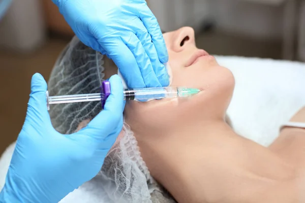 Kosmetička, takže injekce v ženské tváře, closeup. Biorevitalization postup — Stock fotografie