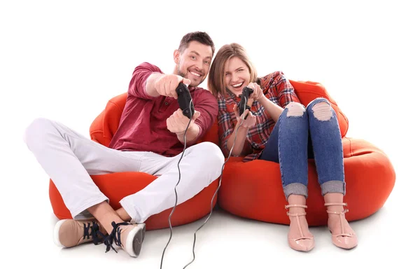 Känslomässiga par spelar videospel på vit bakgrund — Stockfoto