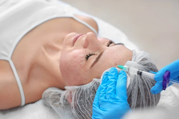 Esteticista haciendo inyección en la cara de la mujer, primer plano. Procedimiento de biorevitalización — Foto de Stock