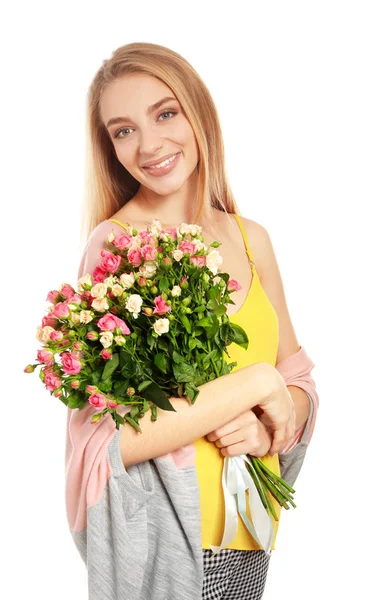 Bella giovane donna con mazzo di rose su sfondo bianco — Foto Stock