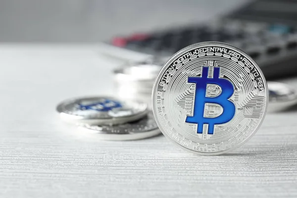 Silber-Bitcoin auf weißem Tisch — Stockfoto