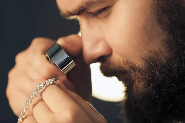 Jeweler working in workshop, closeup — Stock Photo, Image