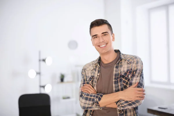 Retrato de un joven con ropa casual en el interior —  Fotos de Stock