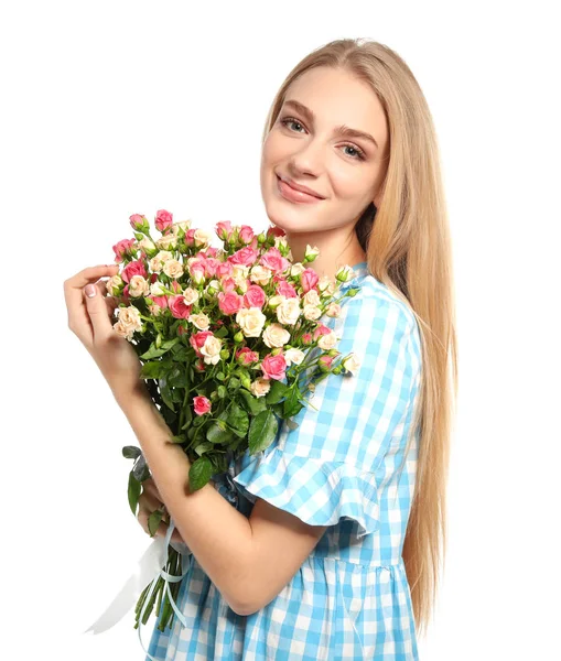 Mulher bonita com buquê de rosas no fundo branco — Fotografia de Stock