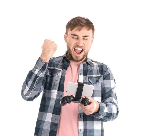 白い背景上のスマート フォンのためのビデオゲームのコント ローラーを持つ感情的な男 — ストック写真