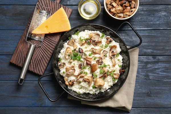 黑木桌配烩饭和蘑菇 — 图库照片