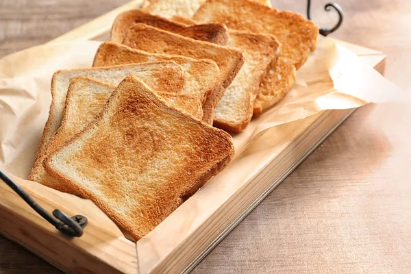 Toastbrotscheiben Auf Pergamentpapier Auf Holztablett Serviert — Stockfoto