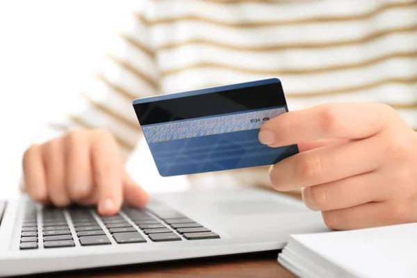 Жінка з кредитною карткою і ноутбуком за столом, крупним планом. Концепція інтернет-торгівлі — стокове фото
