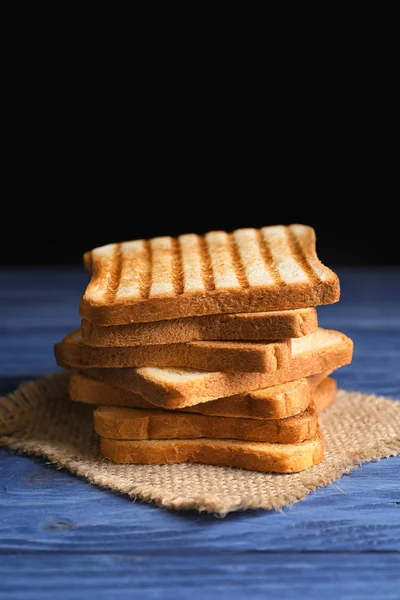 Pane Tostato Impilato Sfondo Blu Legno — Foto Stock