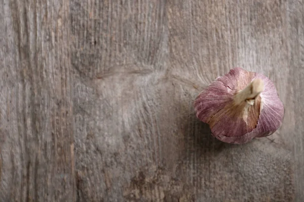 Φρέσκο σκόρδο σε ξύλινο φόντο — Φωτογραφία Αρχείου