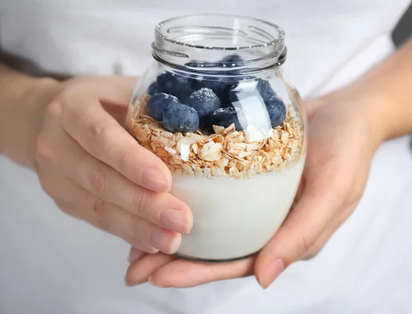 Mujer sosteniendo frasco con sabroso yogur, primer plano — Foto de Stock