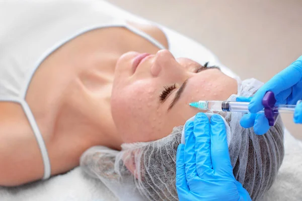 Esteticista haciendo inyección en la cara de la mujer, primer plano. Procedimiento de biorevitalización — Foto de Stock