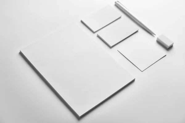 Objetos en blanco como maquetas para el branding sobre fondo blanco —  Fotos de Stock
