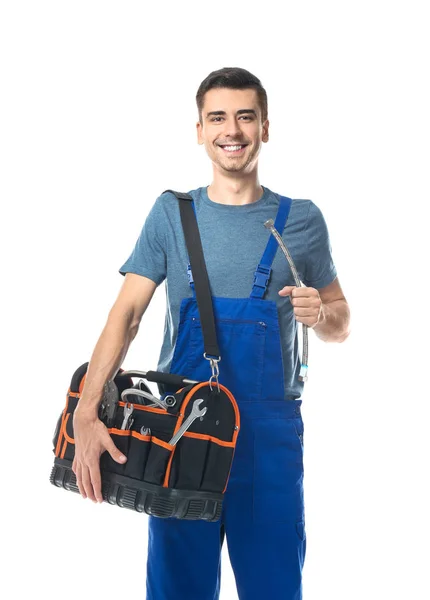Encanador jovem em uniforme com saco de ferramentas e tubo flexível no fundo branco — Fotografia de Stock