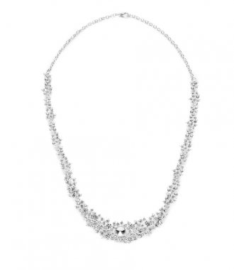 Beyaz arka plan üzerinde güzel şık kolye