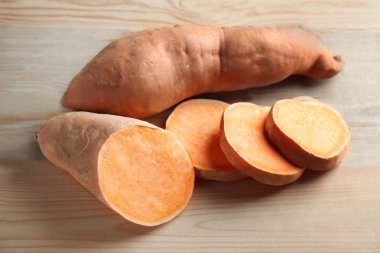 Ahşap masa dilimleri ile tatlı patates