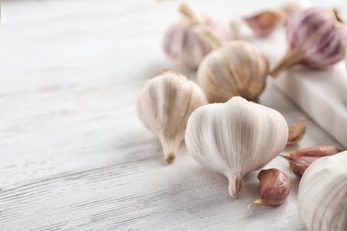 Tahta masada taze sarımsak.