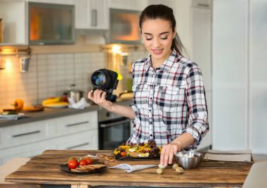 Genç kadın ile natürmort kompozisyon hazırlama profesyonel fotoğraf makinesi
