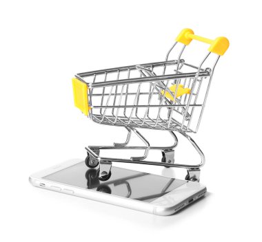 Cep telefonu ve beyaz arka plan üzerinde küçük alışveriş sepeti. Internet alışveriş kavramı