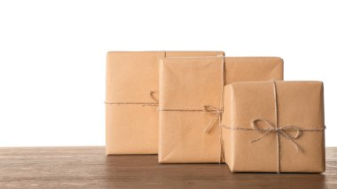 Parsel hediye kutuları beyaz arka plan karşı ahşap tablo