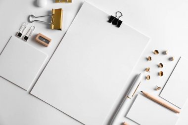 Beyaz arka plan üzerinde marka için örnekler olarak boş öğeler