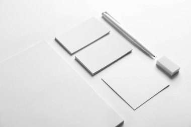 Beyaz arka plan üzerinde marka için örnekler olarak boş öğeler