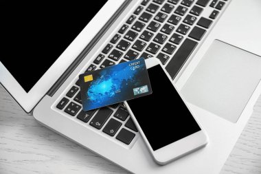Cep telefonu ve laptop klavye, closeup kredi kartı. Internet alışveriş kavramı
