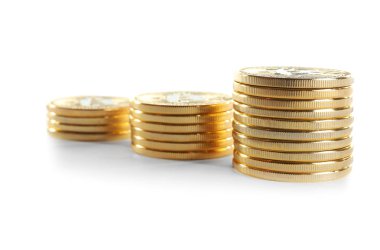 Beyaz zemin üzerine altın bitcoins destesi