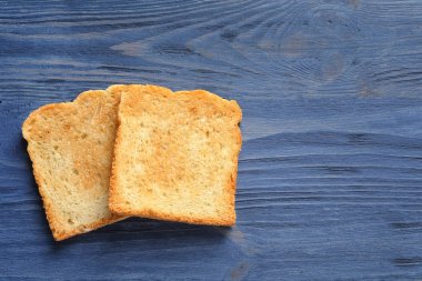 Ahşap zemin üzerine kızarmış ekmek