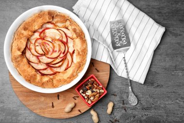 Lezzetli elmalı tart masada, üstten görünüm ile kompozisyon