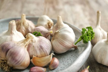 Plaka ile masa üstünde taze sarımsak