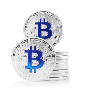 Beyaz arka plan üzerinde gümüş bitcoins