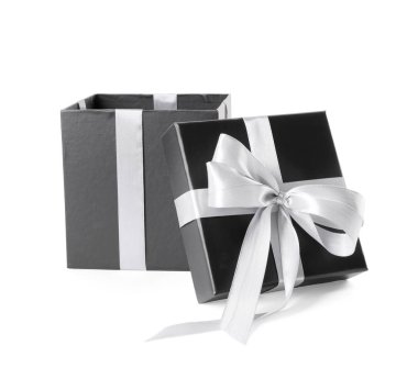 Beyaz arka plan üzerine açık güzel hediye kutusu