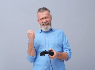 Gri arka plan üzerinde video oyun oynarken mutlu komuta sizde