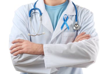 Beyaz arka plan üzerinde sembolik mavi kurdele ile doktor. Kanser farkındalık kavramı