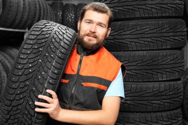 Otomobil lastiği otomobil mağaza ile erkek makinist